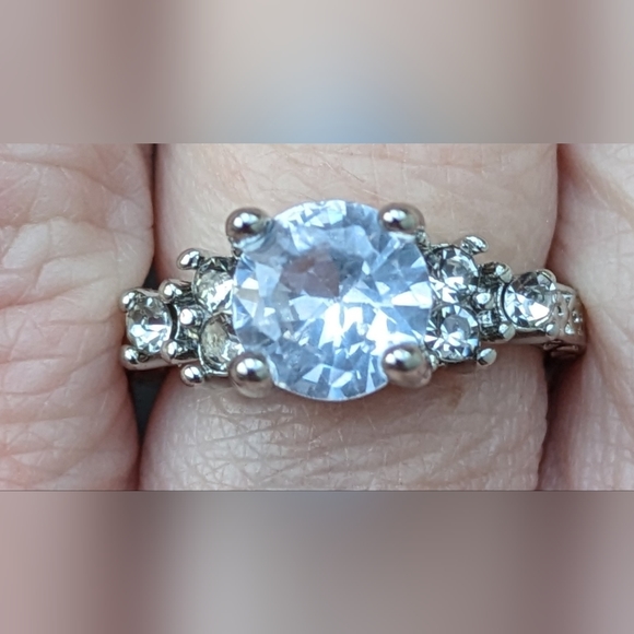 NEW silver tone circular zircon w/small inlaid zircons on the sides ring - Picture 6 of 10